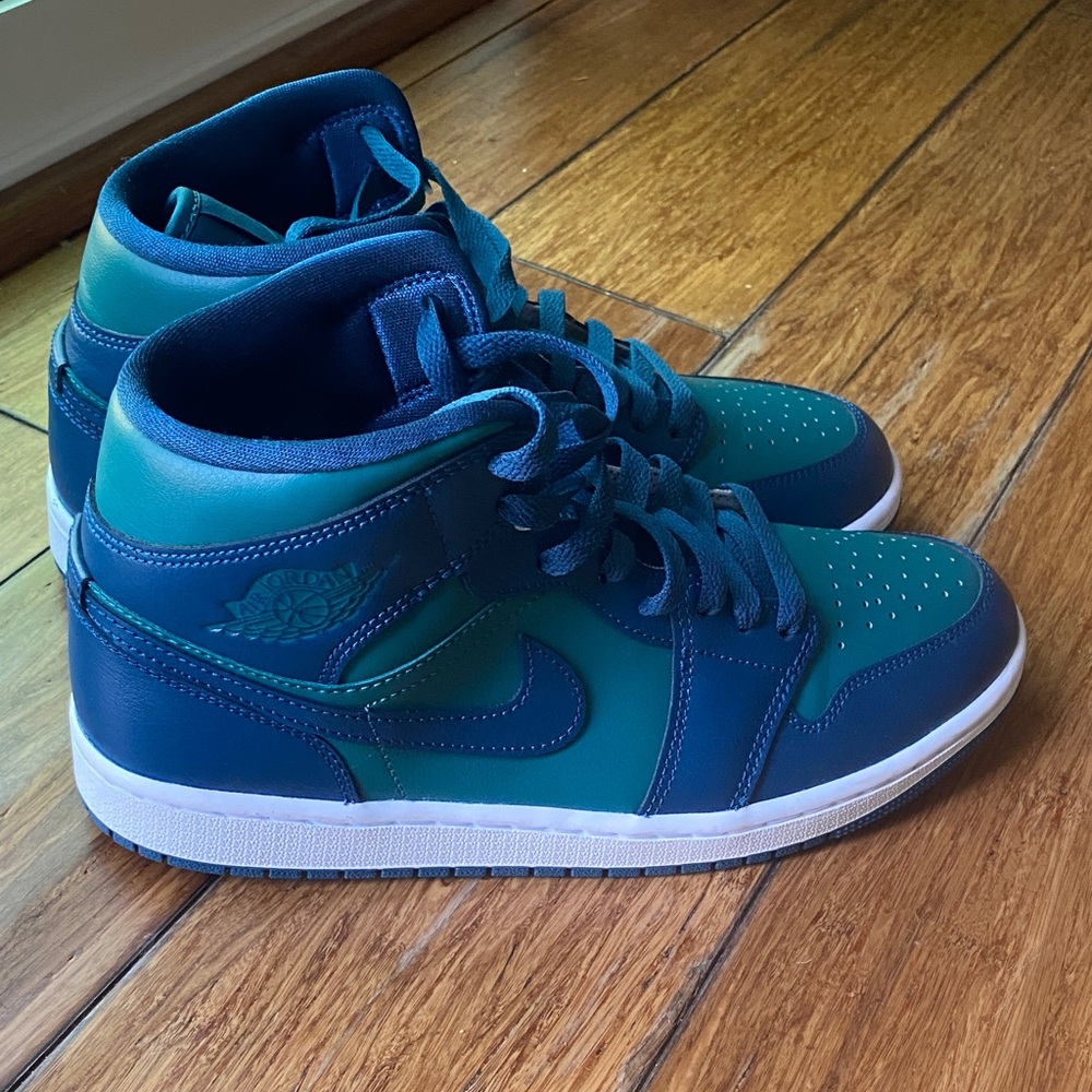 Nike Air Jordan 1 Women's High Top Sneakers Mid in Teal & Navy - Picture 3 of 6
